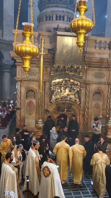 Крестный ход Армянской, Сирийской и Коптской церквей в Храме Гроба Господня - в Великую субботу