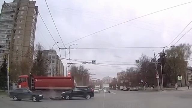 Жёсткое ДТП во Владимире: грузовик столкнулся с машиной скорой помощи.

При ударе медиков ...