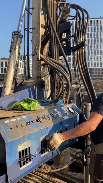 Процесс бурения для системы водопонижения. Защищаем будущий котлован от вод для сухой стройки!