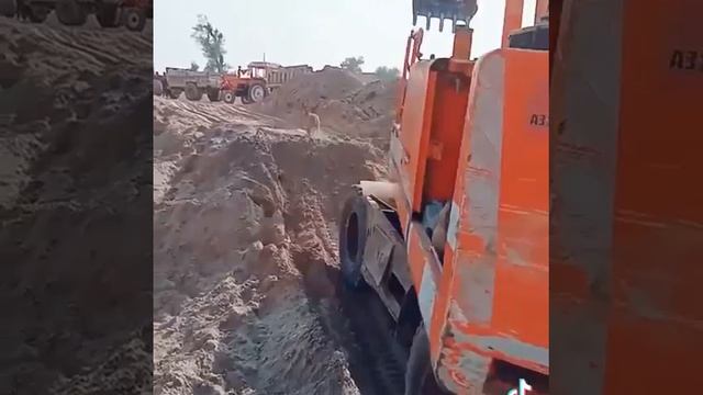 На стройке подобные ситуации происходят часто, важно предоставить помощь.