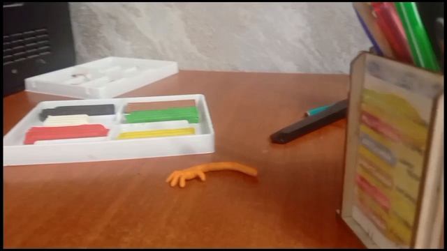 халир солер и пета версия мопса гусеницы из пластилина.