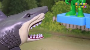 Мультики для детей с игрушками - Монстр! Игрушечные видео про скорую помощь Герои в масках и Мишку