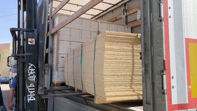 Разгружаем АВГУСТ на складе.