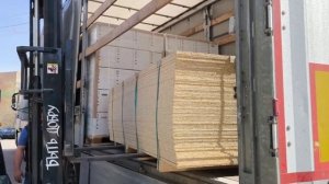 Разгружаем АВГУСТ на складе.