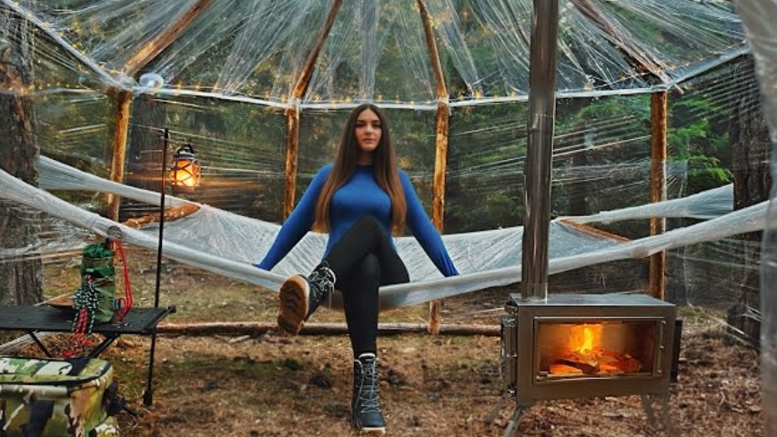 Строительство тёплого зимнего домика из стрейч плёнки. Кемпинг для выживания в лесу.