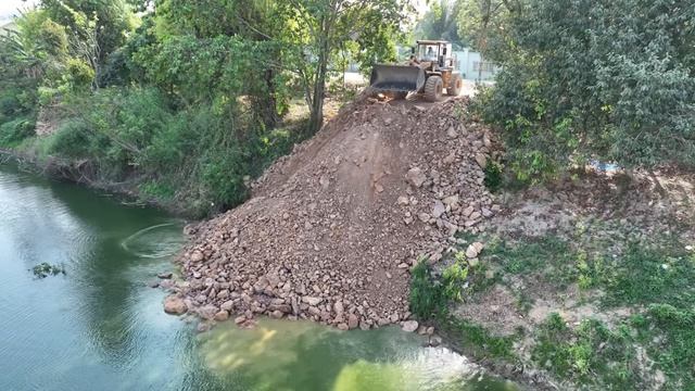 INSANE!! Scary Truck Unloading On Edge – Extreme Dam Construction On Deep Slope! 😱