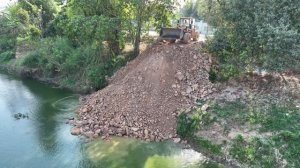 INSANE!! Scary Truck Unloading on Edge – Extreme Dam Construction on Deep Slope! 😱