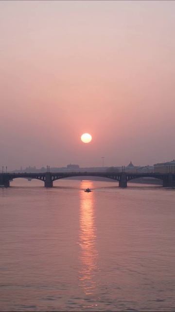 Закат над рекой: волшебство города #природа #закат #город