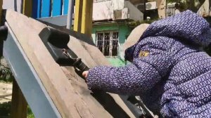 На детской площадке