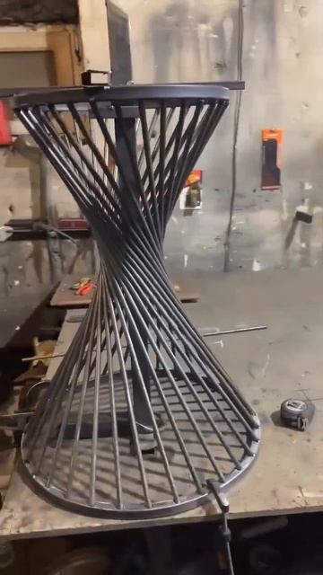 Подстолье из металла в стиле лофт для круглого стола