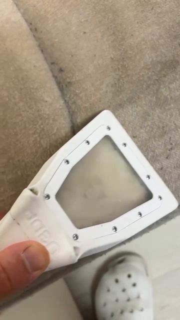 На видео мы показываем, как чистим диван.