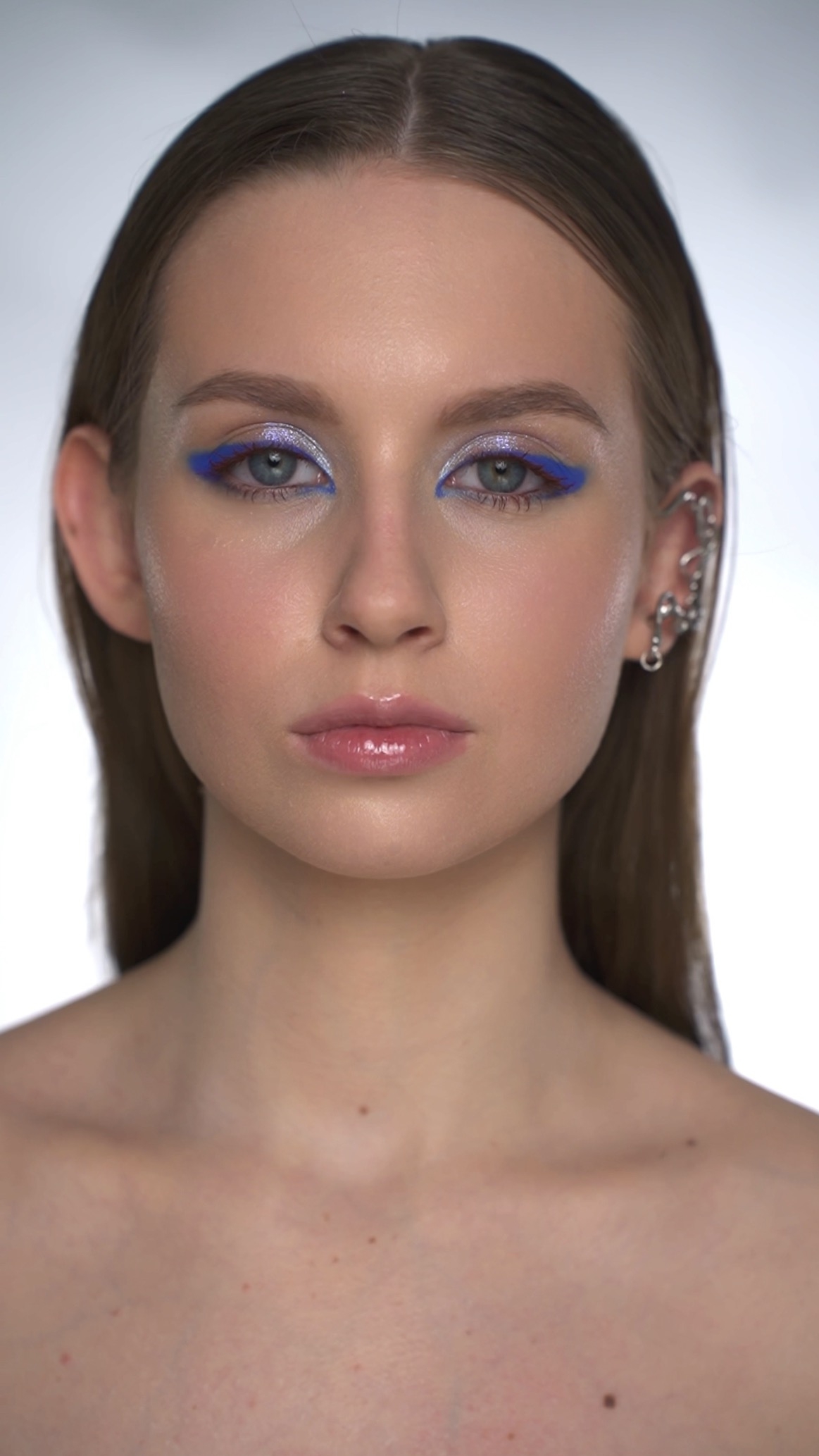 Мерцание с дуохромными тенями Neochrome и акценты с Technicolor — в этом образе идеально всё 💙