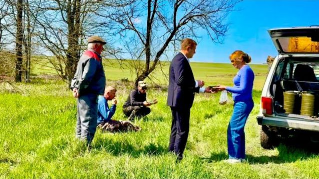 Олег Зубков после открытия магазинов в Севастополе заехал на поля проверить как кормят трактористов!