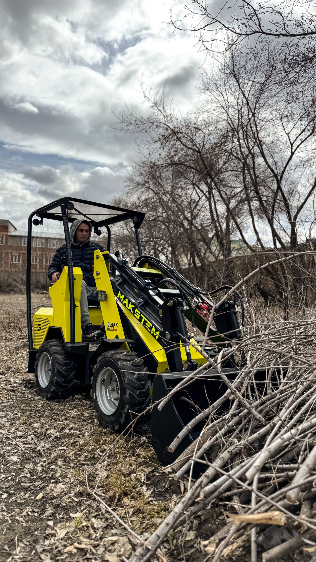 700 КГ БЕЗ ОПЕРАТОРА ПОДНИМАЕМ ПЛИТЫ И БЕТОН В РАБОЧИХ УСЛОВИЯХ ПОГРУЗЧИКОМ МАКСТЕМ #max600 #e-max