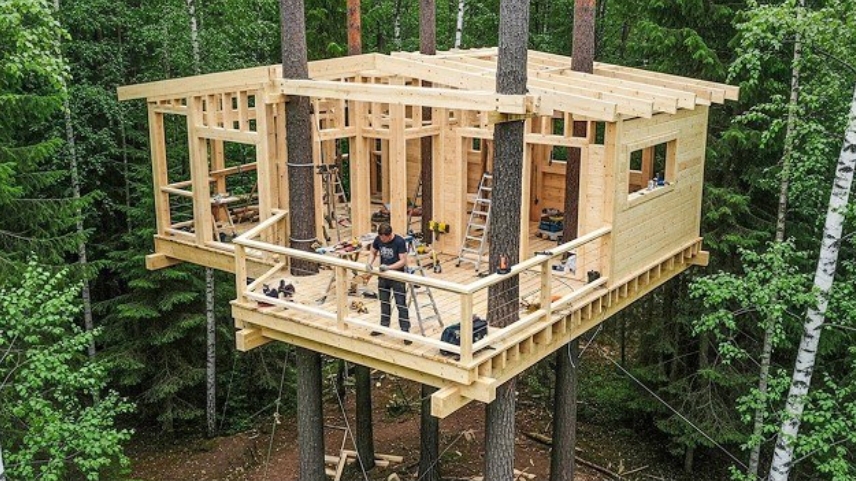 Мужчина строит гигантский дом на 10 метровой высоте, для защиты от диких животных.