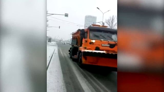 Дорожные службы Нижнего Новгорода продолжают обрабатывать опасные участки