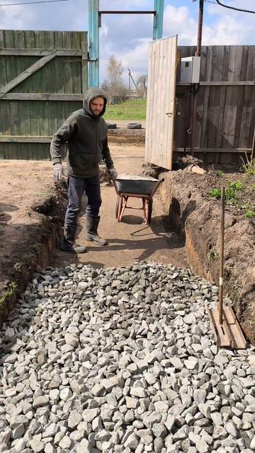 Дорожка из тротуарной плитки. Начало. Дренаж (подушка) из щебня.