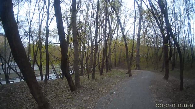 По высокому берегу Яузы.