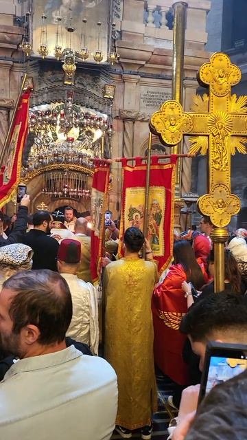 Праздничный ход Армянской, Сирийской и Коптской церквей в Храме Гроба Господня - в Великую субботу