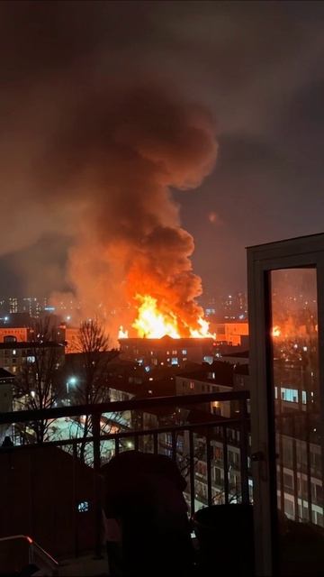 Пожар, поглощающий город: мрак и угроза #пожар #город #бедствие