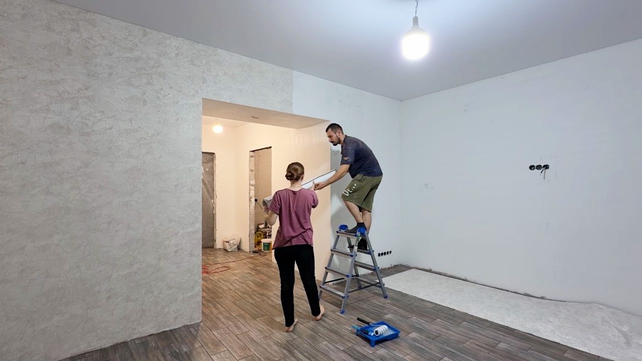 Клеим обои в спальне. Что у нас получилось? Делаем ремонт своими руками. Строим дом в деревне.