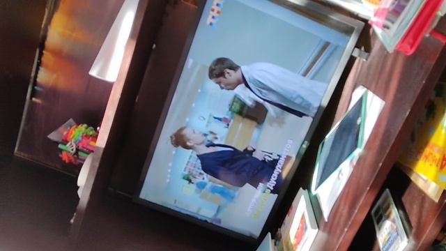 Желтобрюх опять куда то убежал! А Валера 
любуется перед воробьями