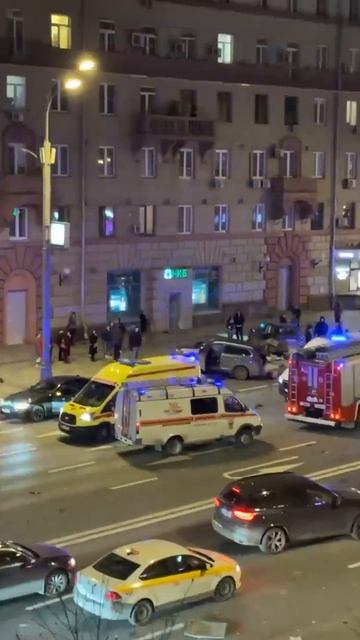 😱 На Садовом кольце BMW без номеров вылетел на встречную полосу и протаранил несколько автомобилей.