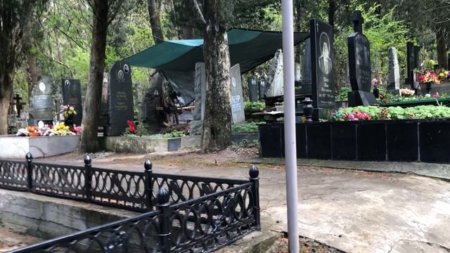 Пришла на кладбище и вот что я увидела .(29.03.26)