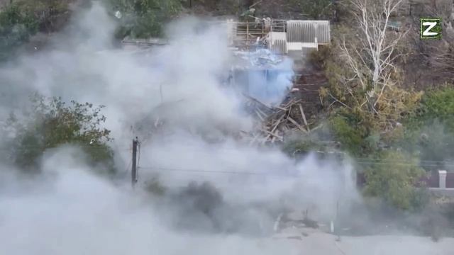 СВО Кадры попадания Fpv-дрона оснащенного термобарическим боеприпасом по дому с военнослужащими ВСУ