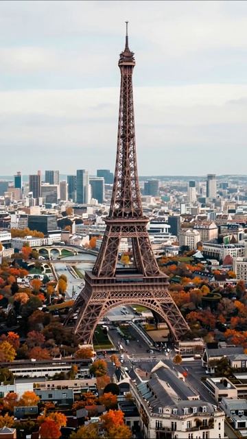 Эйфелева башня: осень в Париже #Париж #ЭйфелеваБашня #Осень