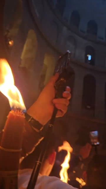 Пучки иерусалимских свечей горят Благодатным Огнем