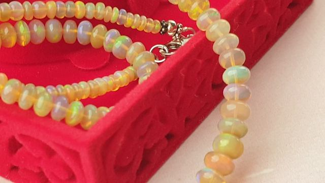 Великолепное градуированное колье с природными эфиопскими опалами