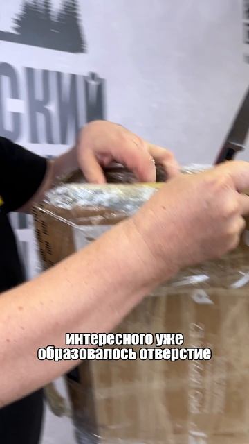 Михаил Кречмар получает картину В.Мягкова (авторскую копию) «Витус Беринг: имена на карте»