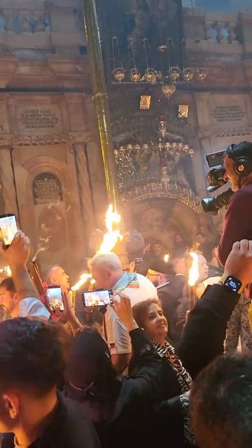 Верующие ликуют - в Иерусалиме Сошел Благодатный Огонь