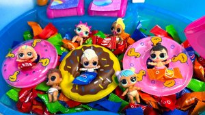 В БАССЕЙНЕ💦 С КОНФЕТАМИ🍬🍭🍡 ПУПСИКИ в детском садике ЛОЛ сюрприз куклы #мультик