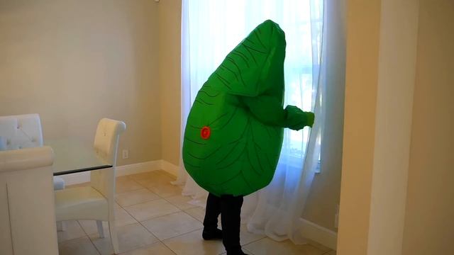 Настя покупает старые детские машинки и электромобили