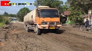 Тяжёлые грузовики штурмуют бездорожье. Индонезия