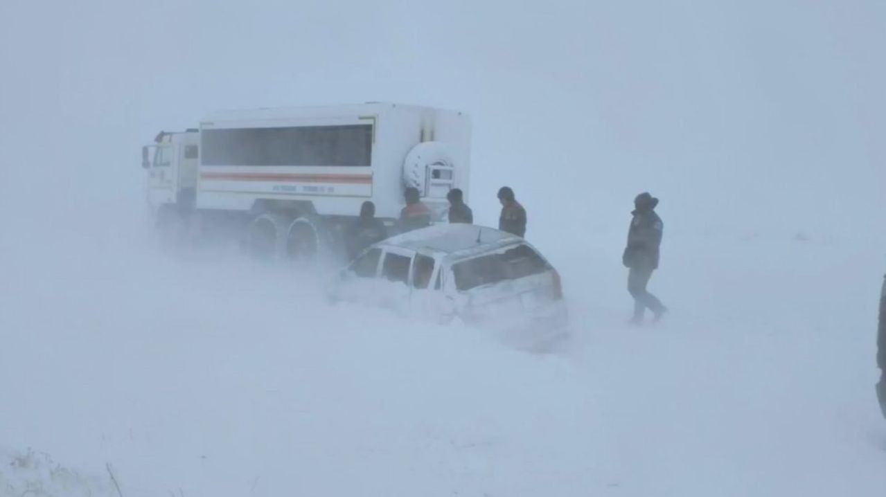 Десятки машин застряли в снегу на трассе в Забайкалье. Эвакуировано более ста человек