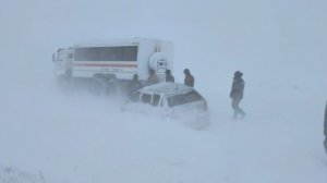 Десятки машин застряли в снегу на трассе в Забайкалье. Эвакуировано более ста человек