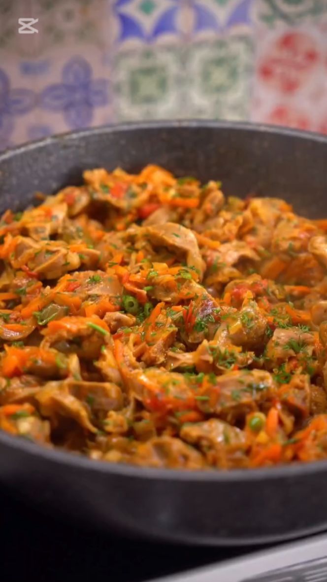 Тушёные куриные желудки с картофелем на кухонной станции RED COLORCOOK MC550W