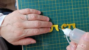 Звезда с висящей внутри цифрой.