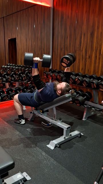 жим гантелей