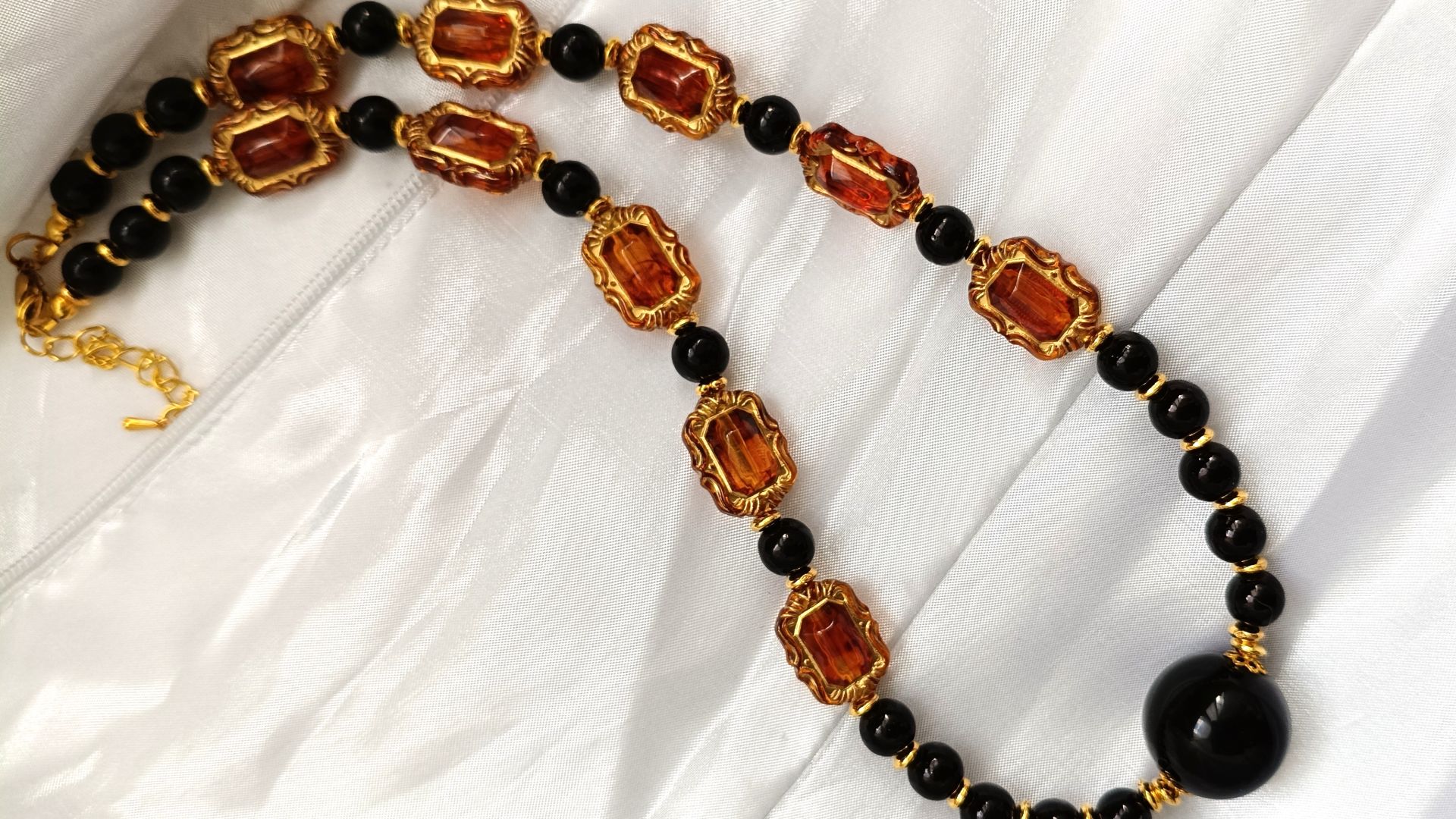 КОЛЬЕ-ЯНТАРНАЯ НОЧЬ-