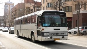 Автобус Mercedes-Benz O303-15KHP-A № АХ 575 66 маршрут 888А следует по улице Белинского