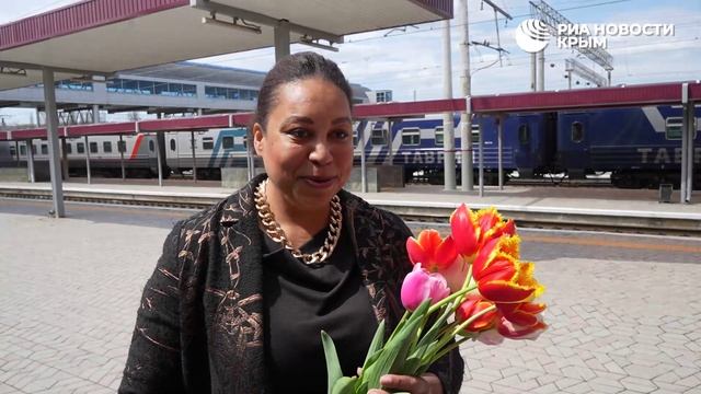 Частичку Парада тюльпанов подарили пассажиркам поезда в Симферополе.