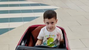 Эрик катается в красной машине.