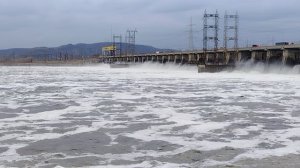 Жигулевская ГЭС. Сброс воды.