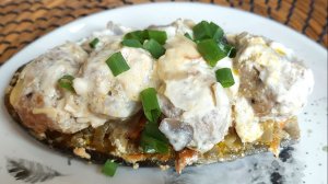 Запечённые баклажановые лодочки с овощной начинкой и мясными шариками.