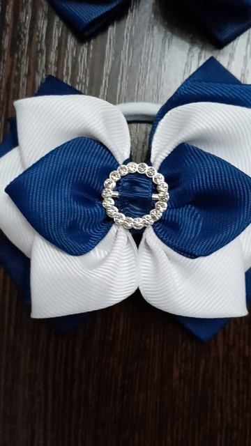 Школьные объёмные банты из белой и синей репсовых лент.