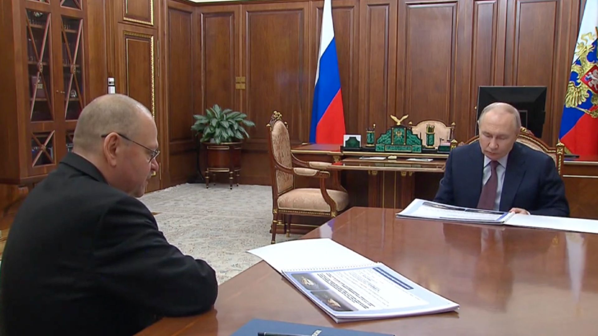 Видео официальной встречи Олега Мельниченко с Владимиром Путиным стало доступно в сети